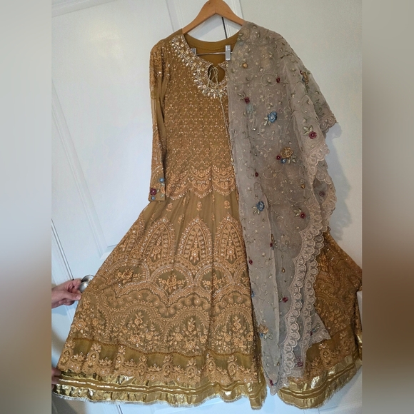 Authentic Official MARIA.B-MBROIDERED - Mustard Maxi Dress With Organza Duppata - Picture 5 of 14